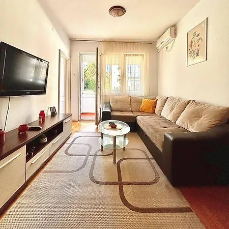 Cozy, Charming One Bedroom Appartement *