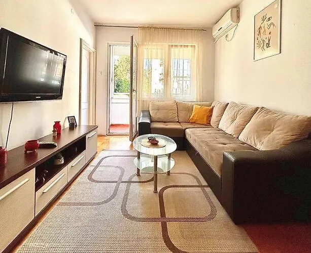 Cozy, Charming One Bedroom Διαμέρισμα *